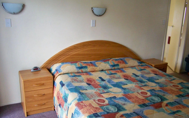Aaron Court Motor Inn