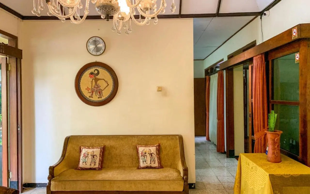 OYO 261 Sasono Putro Residence