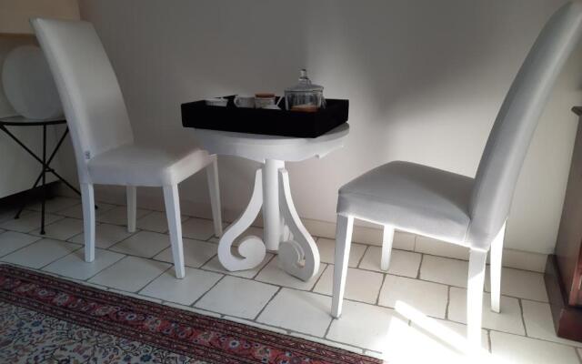 Coquet T2 ,terrasse,parking ,4 kms d Avignon