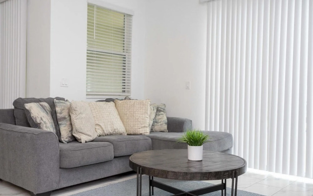 Adorable new Townhouse Near Disney