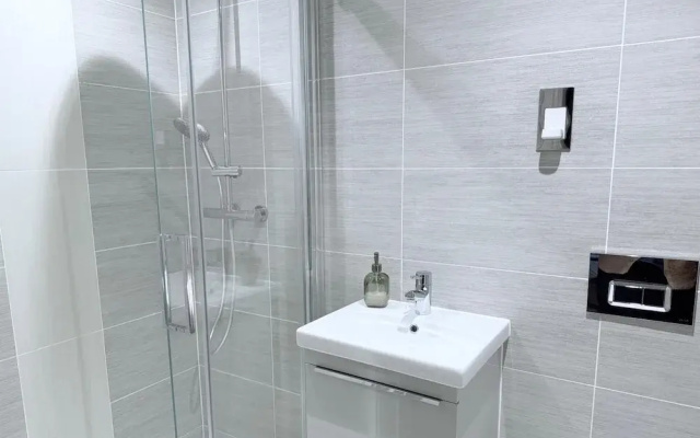 Luxury House - Sleeps up to 6 - Near Nec