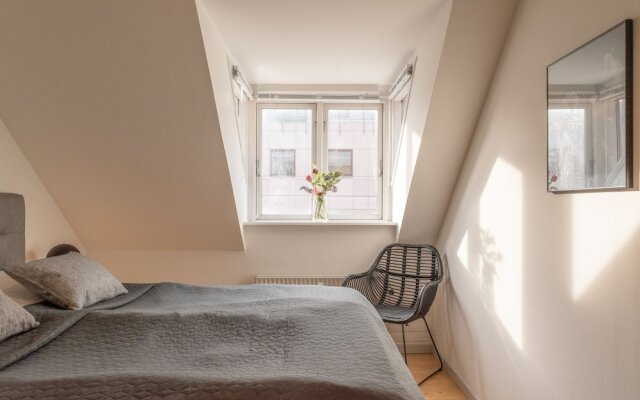 Sanders Boulevard - Cute 2-bdr Apt By the Canal