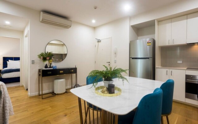 Brilliant 3 Month Corporate Rental With Balcony