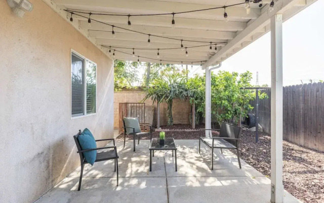 Elegant Retreat Modern Comforts, Prime Location