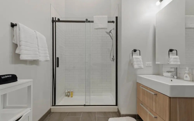 Downtown Charm 2BR Comfort Great Amenities