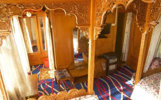 Houseboat Heaven Breeze