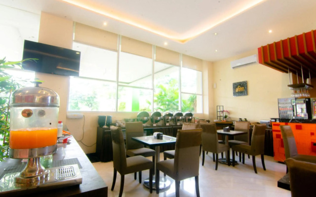 Front One Hotel Purwodadi