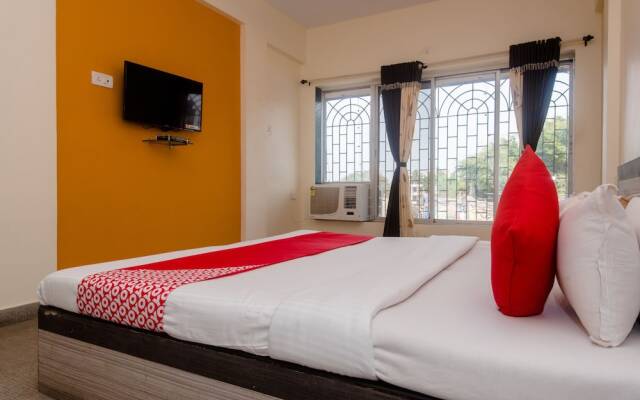 OYO 26206 Hotel Paras