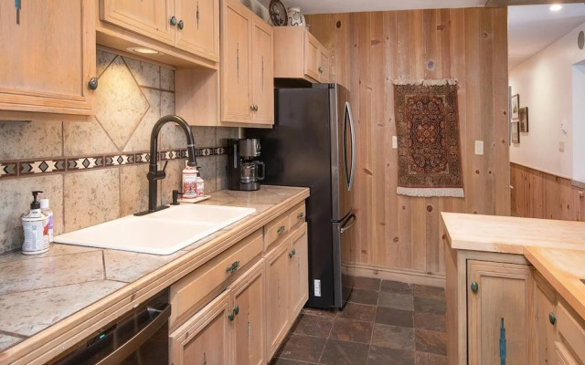 Village Center Condo 1F