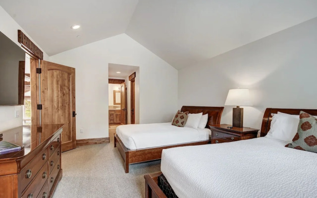 5BR Alpine Luxury Home with Private Hot Tub by RedAwning - Save 20% on 7+ Nights!