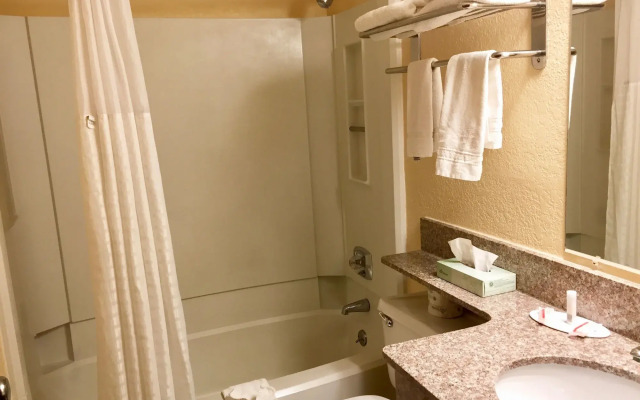 Travelodge by Wyndham Muskegon