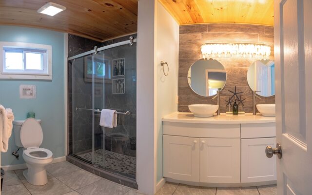 Elegant Suite with Jacuzzi