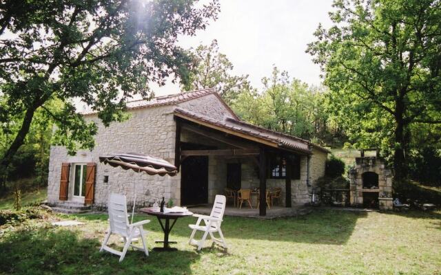 Beautiful Holiday Home in Mauroux With Swimming Pool