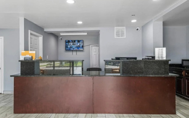 Super 8 by Wyndham Portsmouth - Norfolk