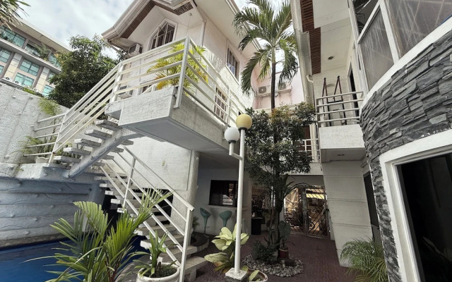 Kandi Suites 2BR with private Jacuzzi