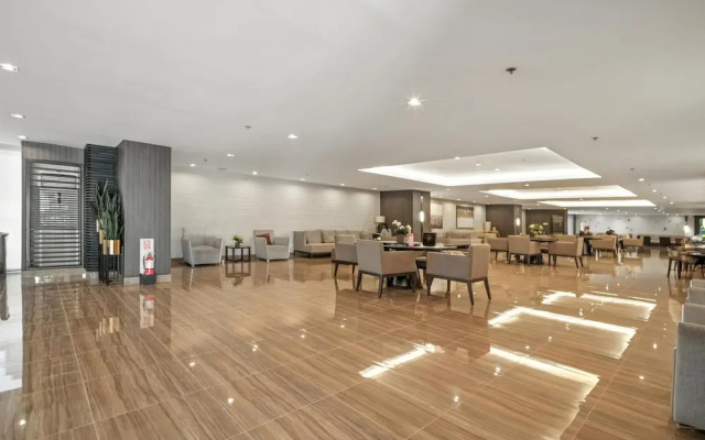 Room-sleek Studio With City Views on the