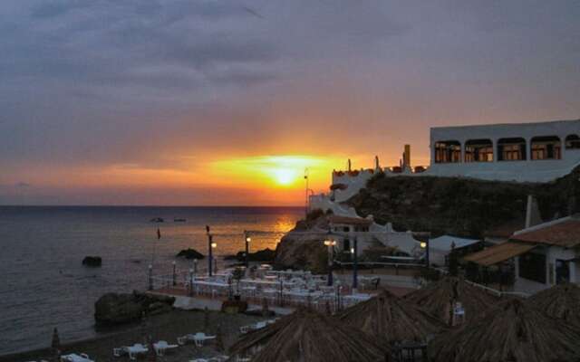 Cirucco Bay Hotel & Camping