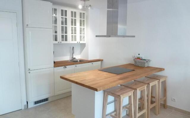 Elegant two bedroom apartment with modern design and terrace close to beaches and Cannes center 546