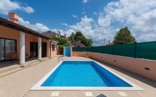 Lovely Holiday Home With Pool,covered Terrace and Outdoor Kitchen