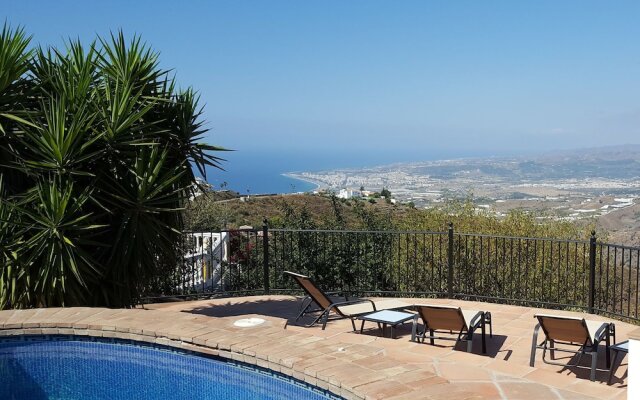 Graceful Villa in Sayalonga with Swimming Pool