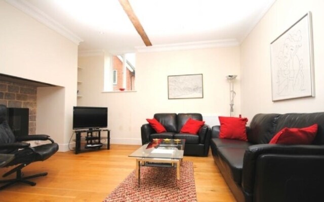 11 Angel Yard, Midhurst