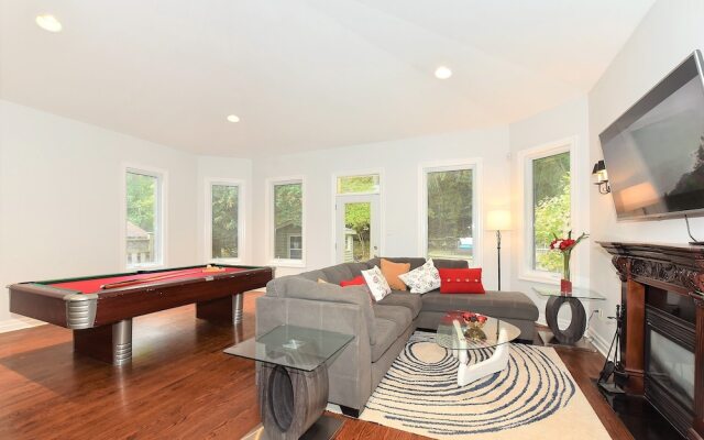 Lavish 4BR House with Ravine Backyard