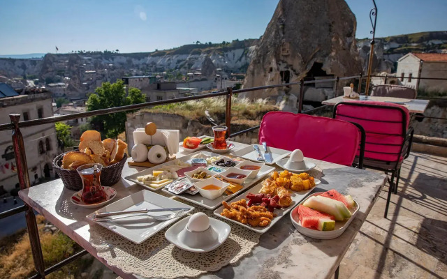 Explorer Cave Hotel