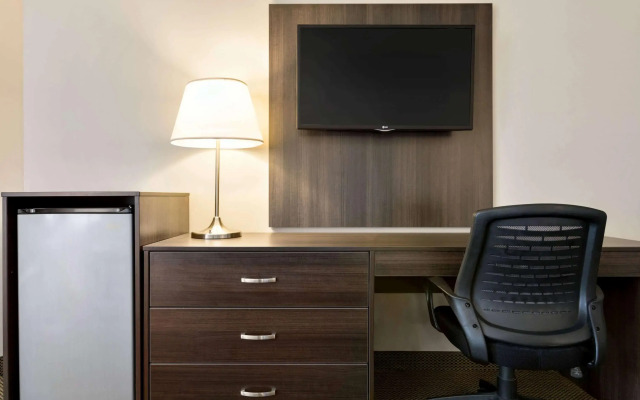 Travelodge by Wyndham Kingston LaSalle Hotel