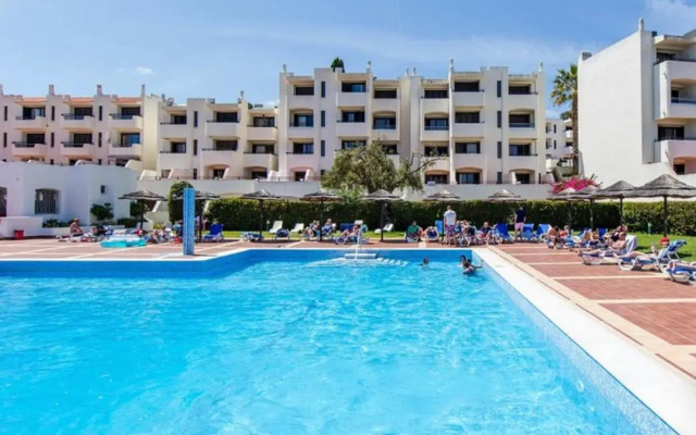 Apartamento com piscinas e ténis - 7 mins da praia