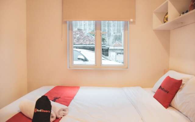 RedDoorz Plus Syariah near Manggarai Station 3
