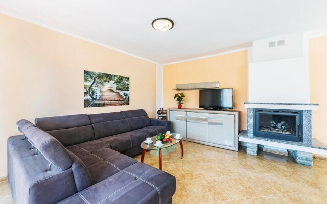 Beautiful Home in Betiga With Wifi and 4 Bedrooms