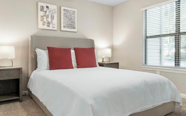 Landing Amazing 1bd, Courtyard, Game Room