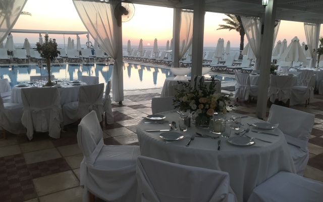 Queen's Bay Hotel