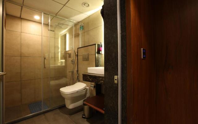 Royal Plaza Suites by RAK Rooms