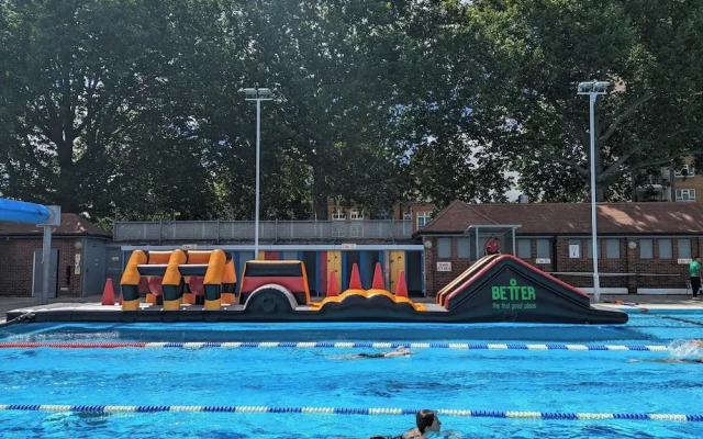 London Apartment - Sleeps 3-city Escape- Balcony