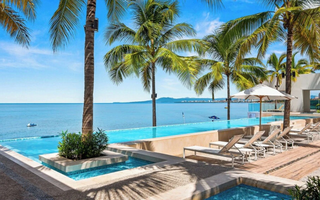 Stunning Beachfront Condo - Sea Views