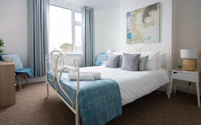Quiet Residential Apt N/gloucester Road Sleeps 4