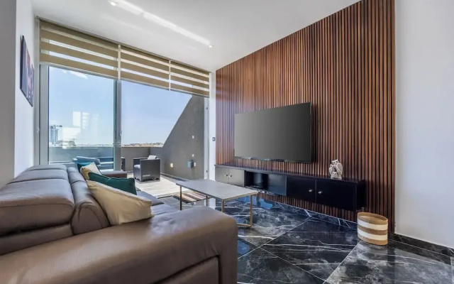 1 BR Penthouse for Couples & Families
