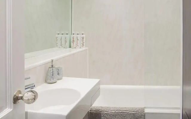 Stylish Grade II Apartment - The London