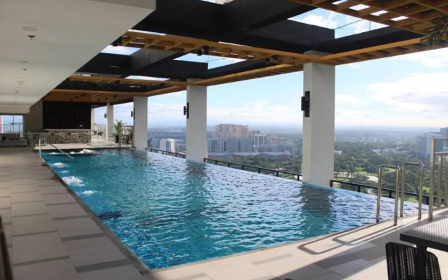 A2J Luxury Balcony BGC Suite Near SM AURA Taguig