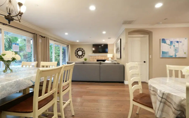Fantastic 6 bedroom, 4.5 bath home (4 master Suites), pool home