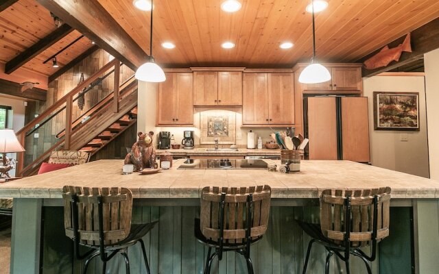 Papa Bear's River Cabin