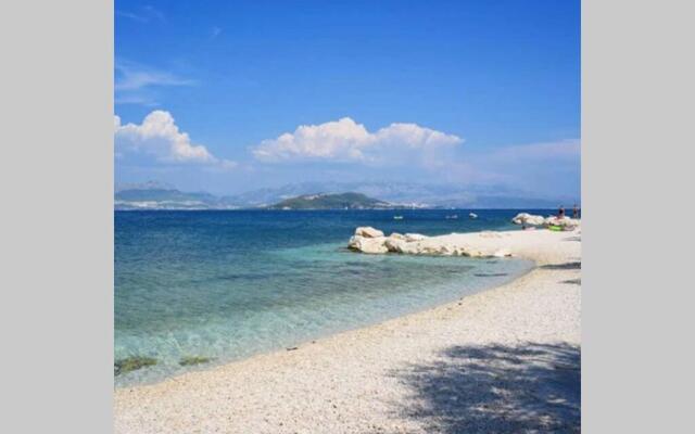 SeaEsta apartment Pool and Beach