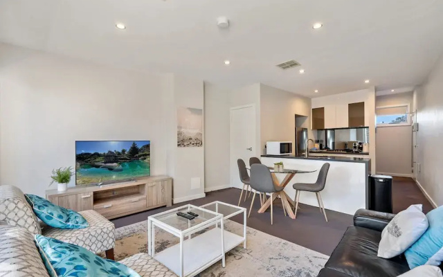 Stylish Curtin Stay With Balcony Views