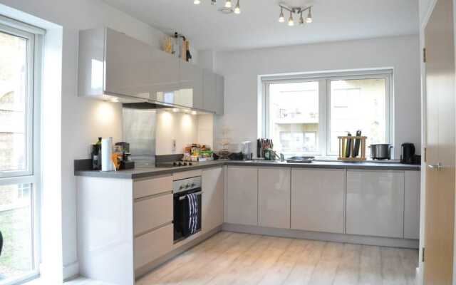 Modern 2 Bedroom East London Apartment With Balcony