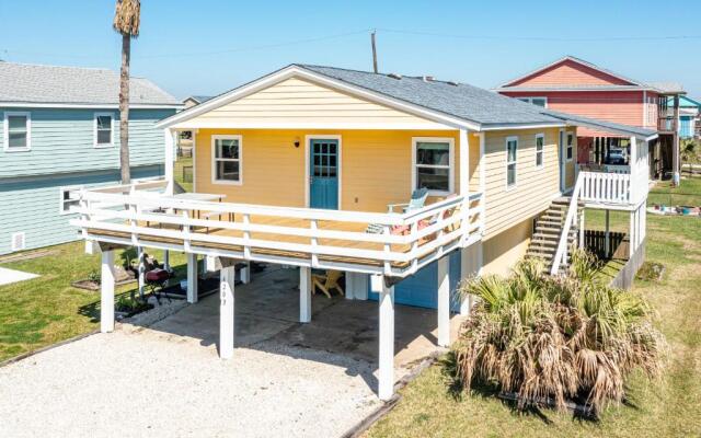 SUNNY DAZE Walk to Beach 2 Decks Pet Friendly Has a Mini Bar