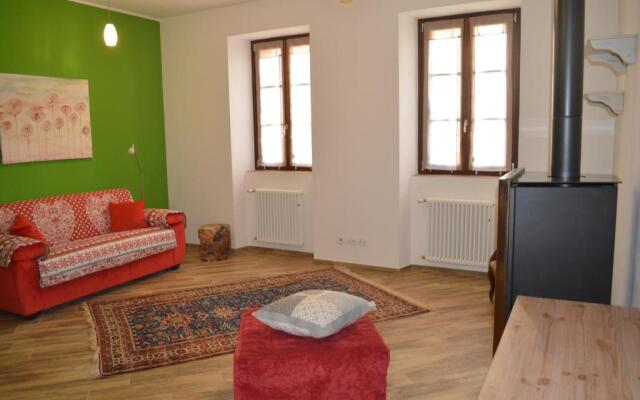 Parravicini Red Flower apartment