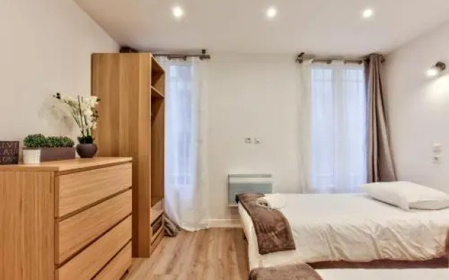 14 Luxury Flat Eiffel Design 1