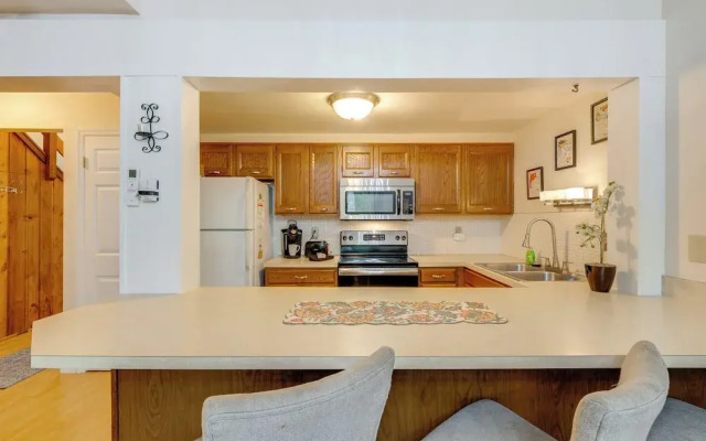 Near Skiing & Lakes: Contemporary Poconos Townhome