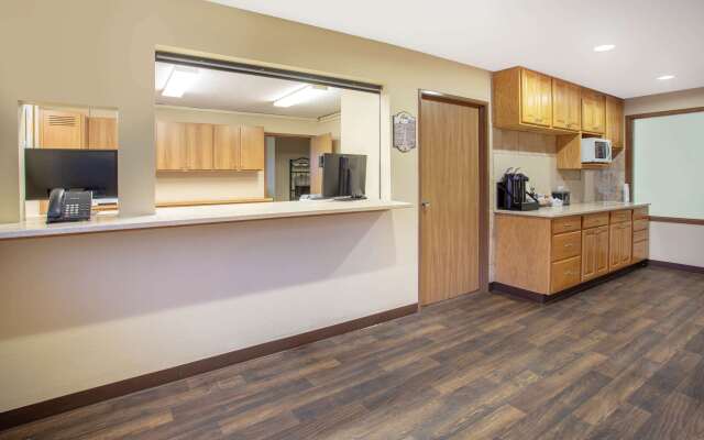 Super 8 by Wyndham Lewistown